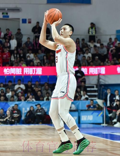 广东队记：球队现在很需要找回状态的胡明轩在场上帮助球队