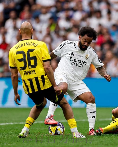 欧冠-皇马3-1蓝军 本泽马连场戴帽!门迪致命失误